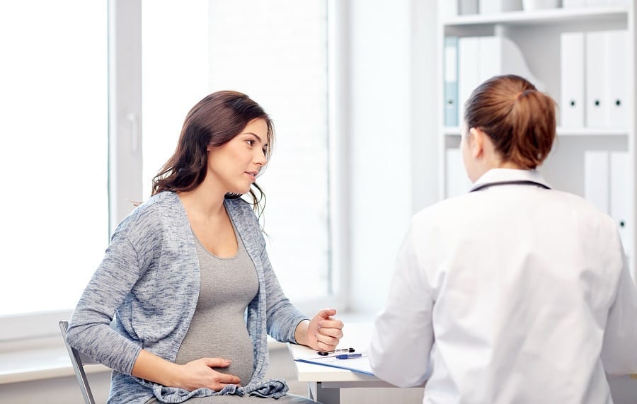 grávida falando com médica