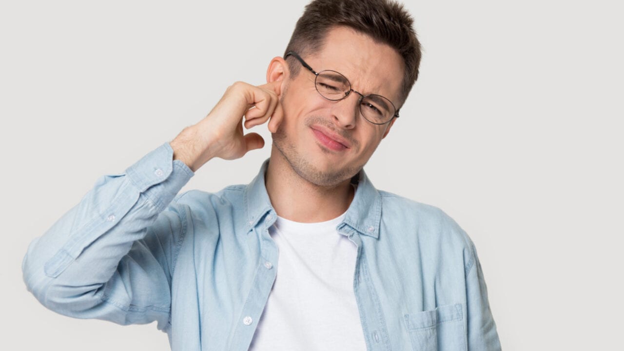 Descubra o que pingar no ouvido inflamado - homem com dor de ouvido